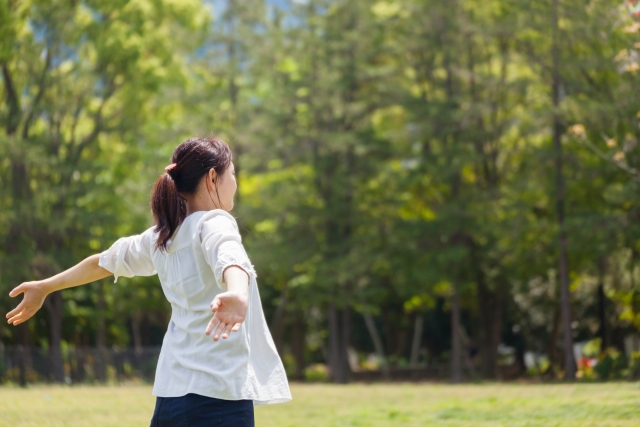 リラックスして腕を広げる女性